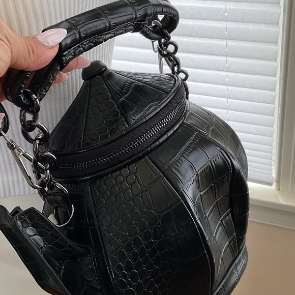 Elegant Black Croc-Embossed Women's Bag - Picture 8 of 9